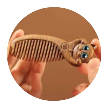 Fából készült macskás mintázatú fésű, szantálfa, hordozható