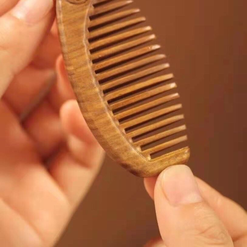 Fából készült macskás mintázatú fésű, szantálfa, hordozható