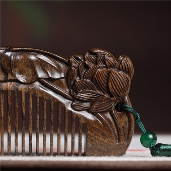 Дървен двустранен антистатичен гребен с мотиви лотос и лист, резбован в древно китайски стил