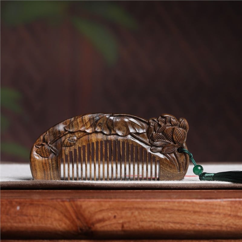 Дървен двустранен антистатичен гребен с мотиви лотос и лист, резбован в древно китайски стил