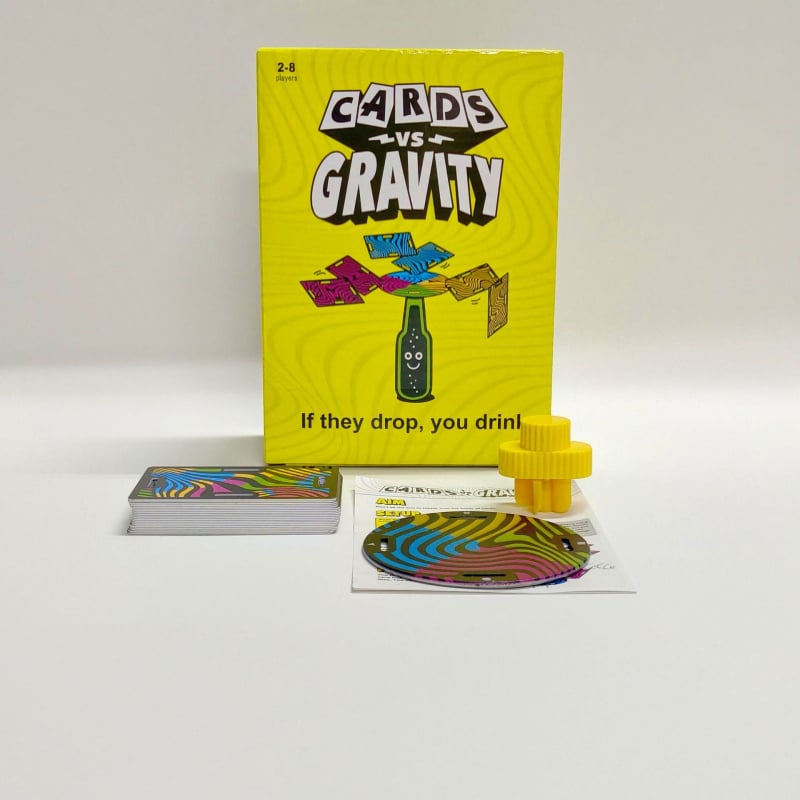 Cards vs Gravity – αντιβαρυτικό παιχνίδι καρτών, επιτραπέζιο από πλαστικό и χαρτί; διαδραστικό, αναπτύσσει νοημοσύνη και συντονισμό ματιού-χείρων; συσκευασία: κουτί; κατάλληλο για ηλικίες 7–14 και 15–35