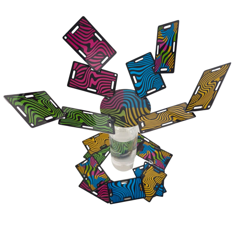 Cards vs Gravity – αντιβαρυτικό παιχνίδι καρτών, επιτραπέζιο από πλαστικό и χαρτί; διαδραστικό, αναπτύσσει νοημοσύνη και συντονισμό ματιού-χείρων; συσκευασία: κουτί; κατάλληλο για ηλικίες 7–14 και 15–35