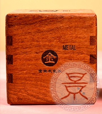 Ξύλινο παζλ κουτί Luban lock με μηχανισμό – Υλικό: ξύλο; Λειτουργίες: ανάπτυξη λεπτών κινητικών ικανοτήτων, υπομονή, γνωστική ανάπτυξη; Επεξεργασία: προσαρμογή δείγματος; Συσκευασία: λευκό κουτί