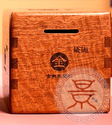 Ξύλινο παζλ κουτί Luban lock με μηχανισμό – Υλικό: ξύλο; Λειτουργίες: ανάπτυξη λεπτών κινητικών ικανοτήτων, υπομονή, γνωστική ανάπτυξη; Επεξεργασία: προσαρμογή δείγματος; Συσκευασία: λευκό κουτί