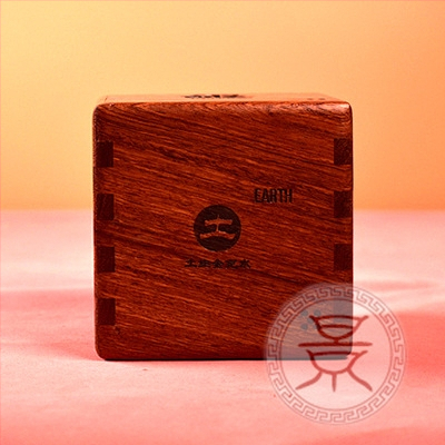 Ξύλινο παζλ κουτί Luban lock με μηχανισμό – Υλικό: ξύλο; Λειτουργίες: ανάπτυξη λεπτών κινητικών ικανοτήτων, υπομονή, γνωστική ανάπτυξη; Επεξεργασία: προσαρμογή δείγματος; Συσκευασία: λευκό κουτί