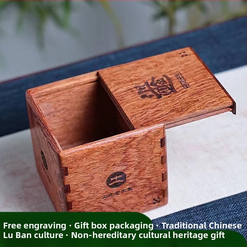 Ξύλινο παζλ κουτί Luban lock με μηχανισμό – Υλικό: ξύλο; Λειτουργίες: ανάπτυξη λεπτών κινητικών ικανοτήτων, υπομονή, γνωστική ανάπτυξη; Επεξεργασία: προσαρμογή δείγματος; Συσκευασία: λευκό κουτί