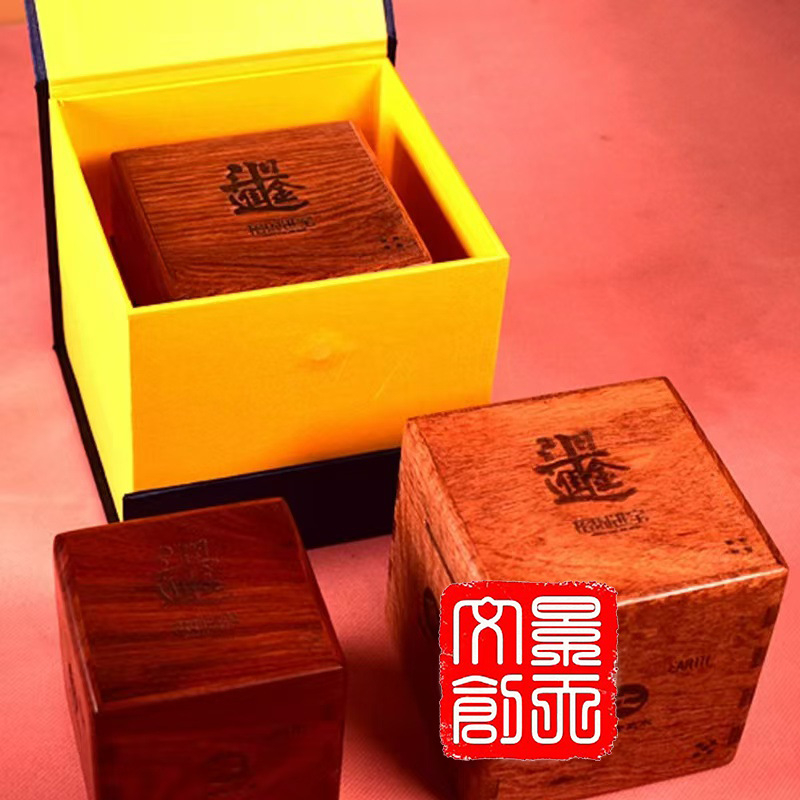 Ξύλινο παζλ κουτί Luban lock με μηχανισμό – Υλικό: ξύλο; Λειτουργίες: ανάπτυξη λεπτών κινητικών ικανοτήτων, υπομονή, γνωστική ανάπτυξη; Επεξεργασία: προσαρμογή δείγματος; Συσκευασία: λευκό κουτί