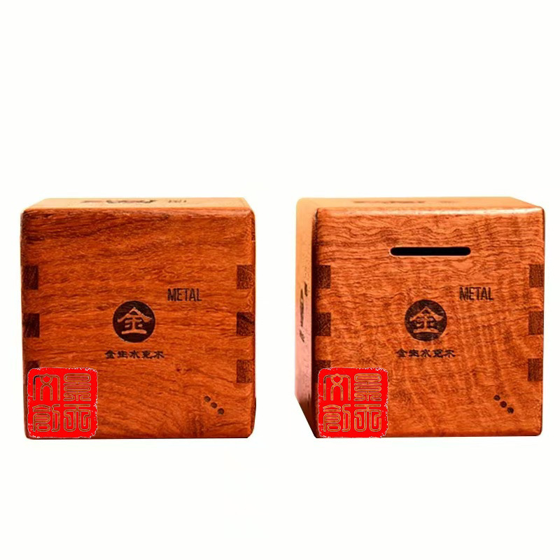 Ξύλινο παζλ κουτί Luban lock με μηχανισμό – Υλικό: ξύλο; Λειτουργίες: ανάπτυξη λεπτών κινητικών ικανοτήτων, υπομονή, γνωστική ανάπτυξη; Επεξεργασία: προσαρμογή δείγματος; Συσκευασία: λευκό κουτί