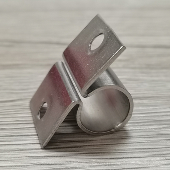 O-típusú ajtózár csattal, rozsdamentes acélból, modell 74, polírozott felület, modern minimalista stílus