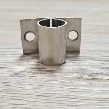 O-típusú ajtózár csattal, rozsdamentes acélból, modell 74, polírozott felület, modern minimalista stílus