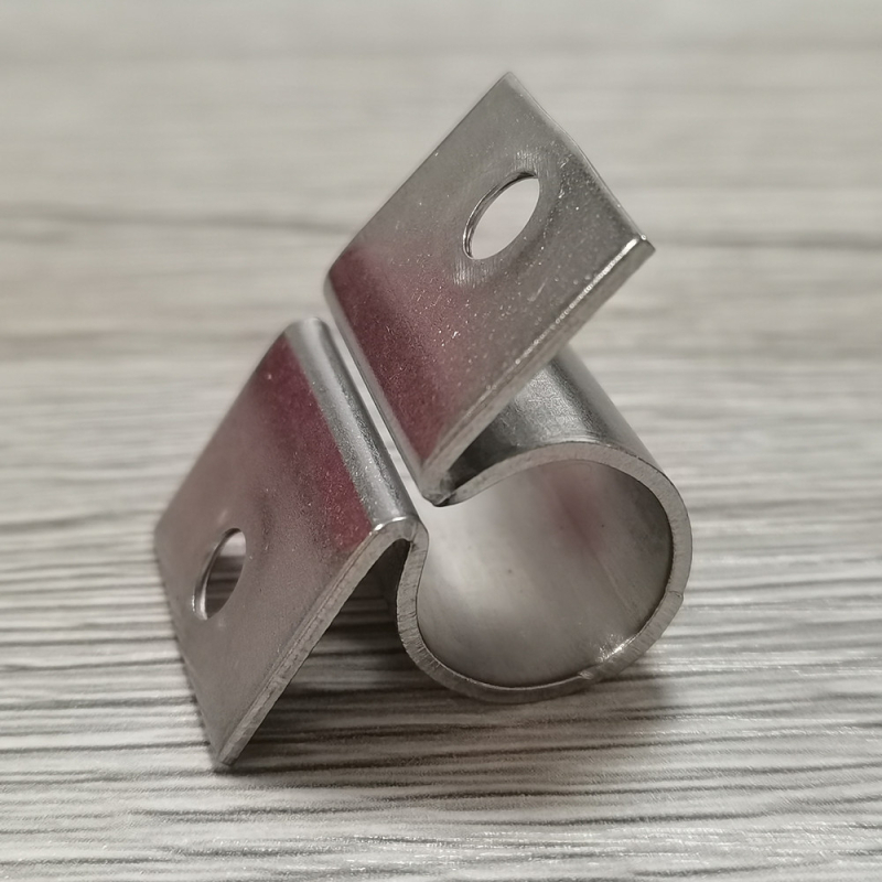 O-típusú ajtózár csattal, rozsdamentes acélból, modell 74, polírozott felület, modern minimalista stílus