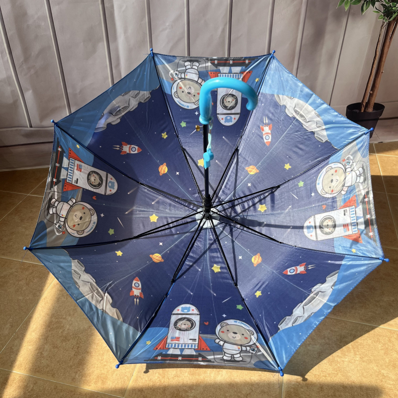 Gyermekeknek szóló esernyő vízálló tokban, rajzfilm mintával, 8 bordázat szerkezet, hosszú nyél, manuális nyitás, poliészter 190T, logó nyomtatva