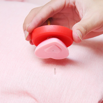 Jedinstveni alat za otvaranje zatvarača pokrivača – plastika, moderni minimalistički stil, magnetski otvarač, samostojeći stalak