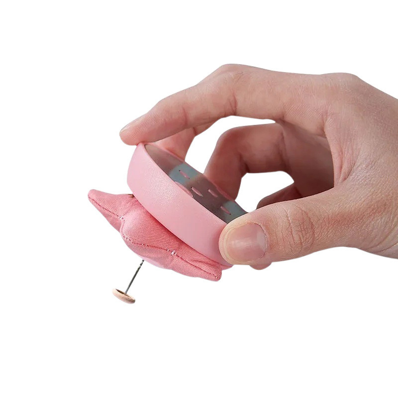 Jedinstveni alat za otvaranje zatvarača pokrivača – plastika, moderni minimalistički stil, magnetski otvarač, samostojeći stalak