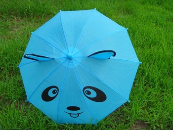 Gyerekeknek szánt rajzfilmfigurás esernyő játékfül dizájnnal; poliészter vászon, 10 vas bordák, acél nyél, kézi nyitás