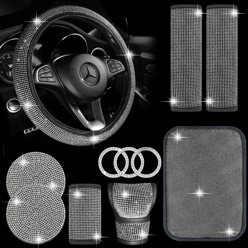 Set unutrašnjosti automobila s kristalima: navlaka ručice mjenjača s kristalima; navlaka volana s kristalima; podmetač za čaše s kristalima; jastučići za rameni kaiš (Brand: Further 2; Model: B000512; Materijal: PU)