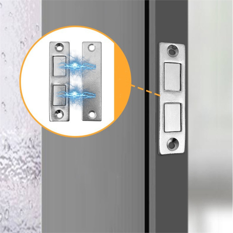 Kétoldali mágneses vonzással rendelkező, kibővített szekrény tolóajtóval, fogantyú nélküli