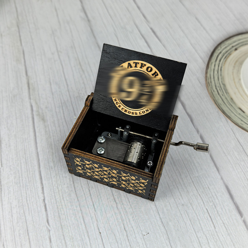 Vintage kutija za glazbu od boxwooda, ručno navijanje – gravirana, prilagodljiva s otisnutim logom
