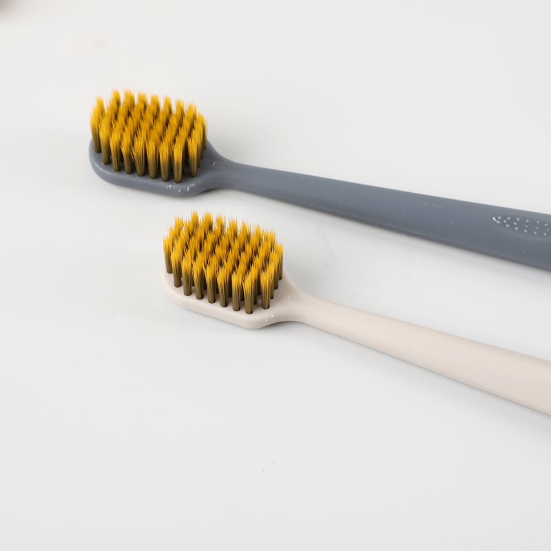 Μίας χρήσης οδοντόβουρτσα με πυκνή, ευρεία κεφαλή и μαλακές τρίχες σε σχήμα φλόγας, ατομικά συσκευασμένη