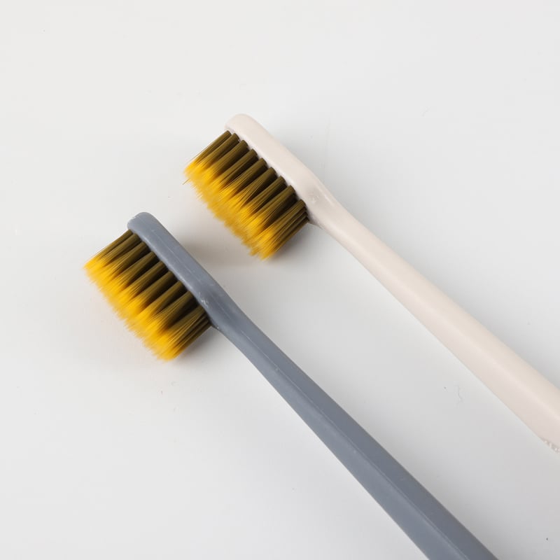 Μίας χρήσης οδοντόβουρτσα με πυκνή, ευρεία κεφαλή и μαλακές τρίχες σε σχήμα φλόγας, ατομικά συσκευασμένη