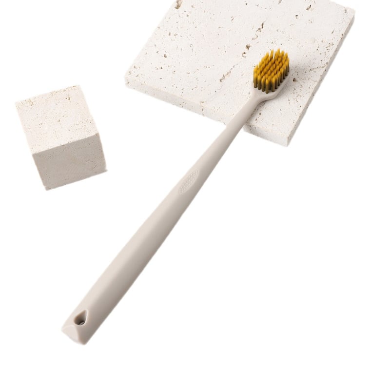 Μίας χρήσης οδοντόβουρτσα με πυκνή, ευρεία κεφαλή и μαλακές τρίχες σε σχήμα φλόγας, ατομικά συσκευασμένη