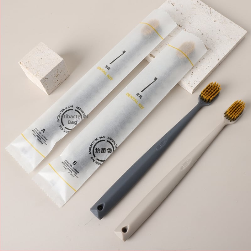 Μίας χρήσης οδοντόβουρτσα με πυκνή, ευρεία κεφαλή и μαλακές τρίχες σε σχήμα φλόγας, ατομικά συσκευασμένη