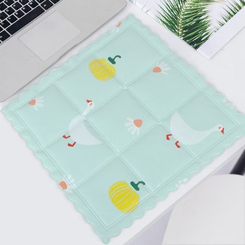 Pastorális karikatúra dizájnnal rendelkező vízzel töltött hűtőpad, PVC anyag, tömeg 500–600 g, csomagolás 40 darab, testreszabás elérhető