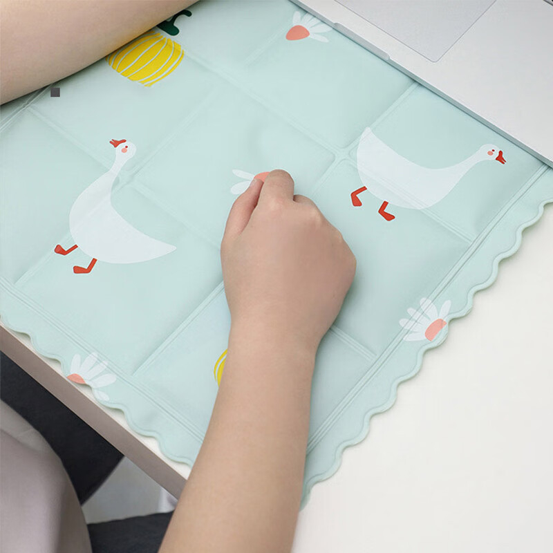 Pastorális karikatúra dizájnnal rendelkező vízzel töltött hűtőpad, PVC anyag, tömeg 500–600 g, csomagolás 40 darab, testreszabás elérhető