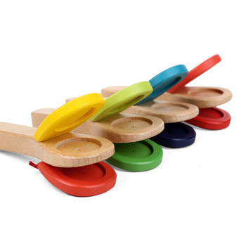 Castanete din lemn cu mâner lung pentru copii, instrument Orff, jucărie educațională — brand GOKI; origine Zhejiang Yunhe; ambalaj: pungă din plasă; potrivit pentru vârsta 4–6 ani