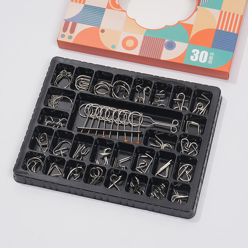 Kongming/Luban devetlanični puzzle set za razvoj logičkog razmišljanja – metalna konstrukcija, uzrast 7–14 godina.