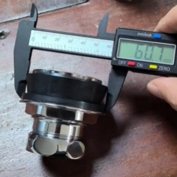 Ръчно натиснат промивен клапан за тоалетна, месинг, модел XS-WMWS001, време на промиване 5–8 сек, изход 32 мм, налягане 10 MPa