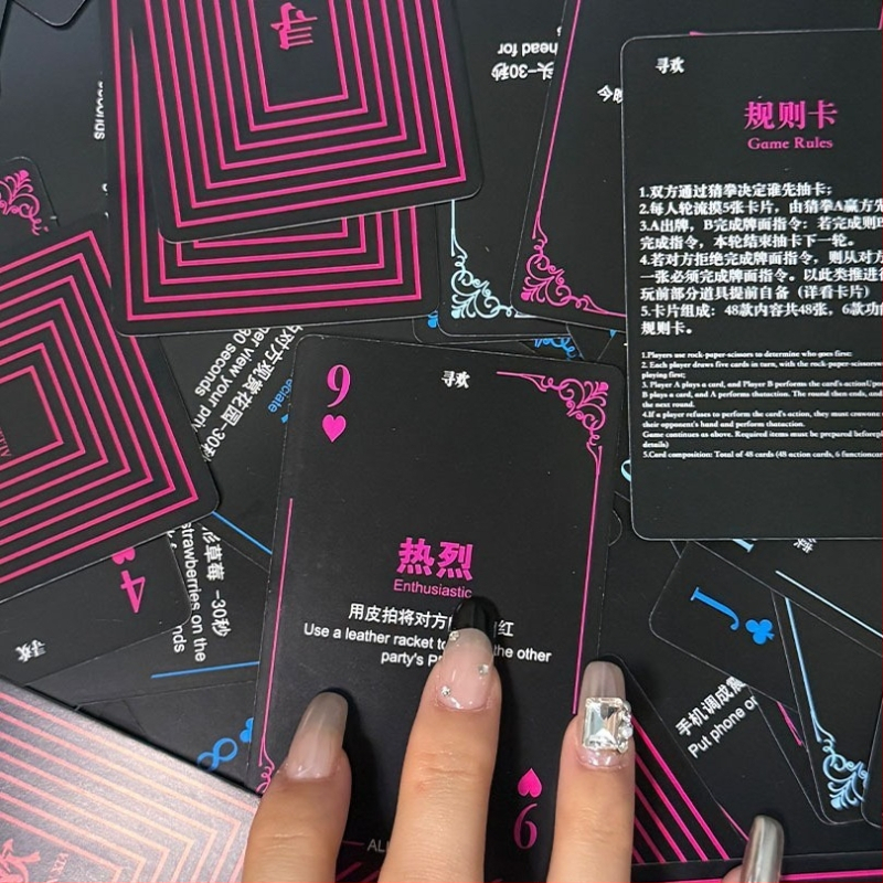 Igra s kartama za dvoje — interaktivna društvena igra u pokerskom stilu (Materijal: papir; Vrsta: poker; Pakiranje: torba; Dobna granica: 14+; Razvoj emocija)