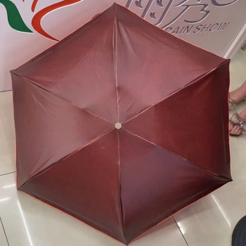 Mini kišobran s promjenom boje ovisno o temperaturi i cvjetnim uzorcima; pet dijelni sklopivi, 6 rebara vlaknastog okvira, aluminijski štap, tkanina 190T, ručno otvaranje