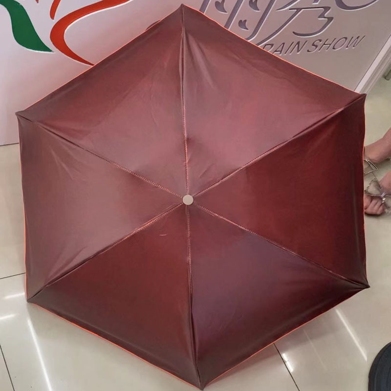 Mini kišobran s promjenom boje ovisno o temperaturi i cvjetnim uzorcima; pet dijelni sklopivi, 6 rebara vlaknastog okvira, aluminijski štap, tkanina 190T, ručno otvaranje