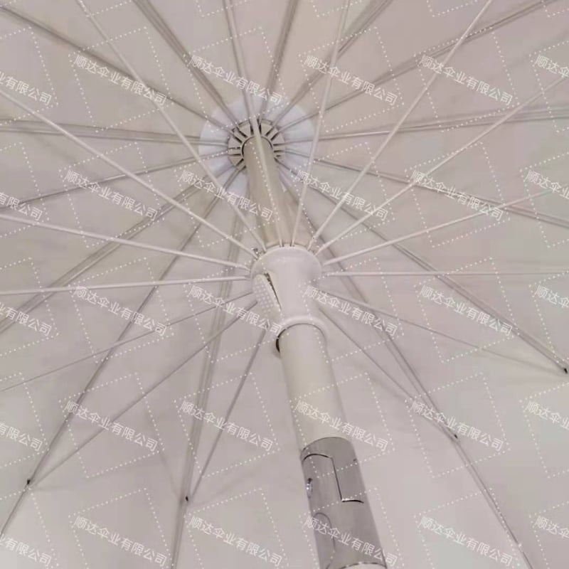 Vanjski kišobran s 16 rebara od poliestera 160G, metalna konstrukcija, duga drška, ručno otvaranje i zatvaranje, mogućnost ispisa logotipa