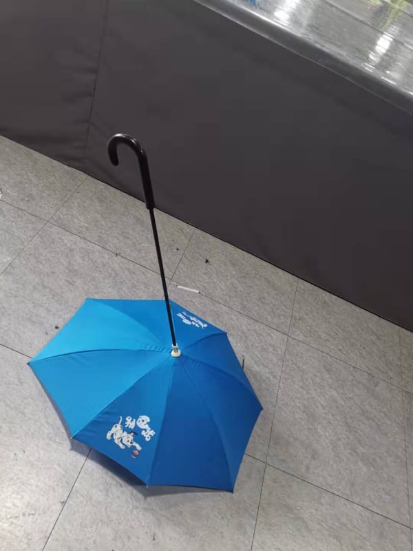 Kišobran za pse – okvir od čelika s 8 rebara, poliesterska navlaka, željezni štap, plastična ručka, ručno otvaranje/zatvaranje