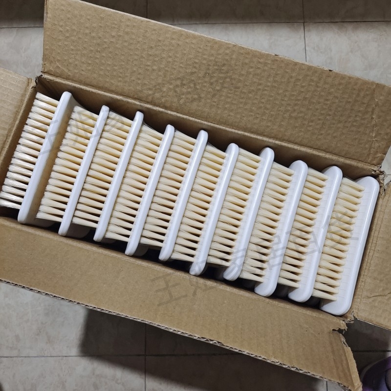 Plastična četka s mekim vlaknima za kućnu upotrebu; idealna za donje rublje, kožne predmete, cipele i jakne s perjem; četka za suho čišćenje