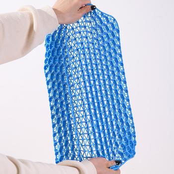 Ледено-гел подложка за седалка с дизайн на пчелна клетка – PVC плат, пълнеж от ледени кристали, дишаща за автомобил и офис, тегло 300 г