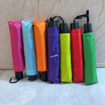 Kišobran s tri dijelovima, TPE materijal tkanine, UV zaštita UPF30+, ručno otvaranje i zatvaranje, središnja šipka crno ljepilo