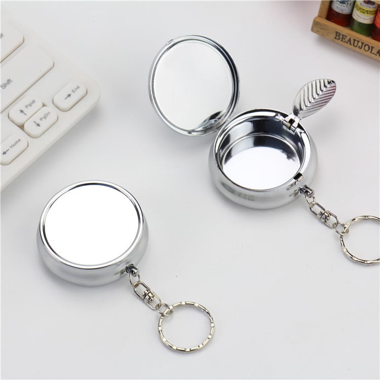 Mini cenușar metalic portabil cu breloc; imprimare logo; design personalizabil; potrivit ca cadou de afaceri (Metal; Breloc; Imprimare logo; Personalizabil)