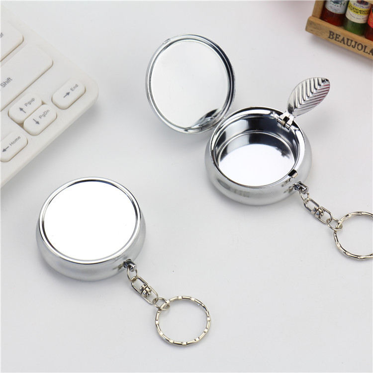 Mini cenușar metalic portabil cu breloc; imprimare logo; design personalizabil; potrivit ca cadou de afaceri (Metal; Breloc; Imprimare logo; Personalizabil)