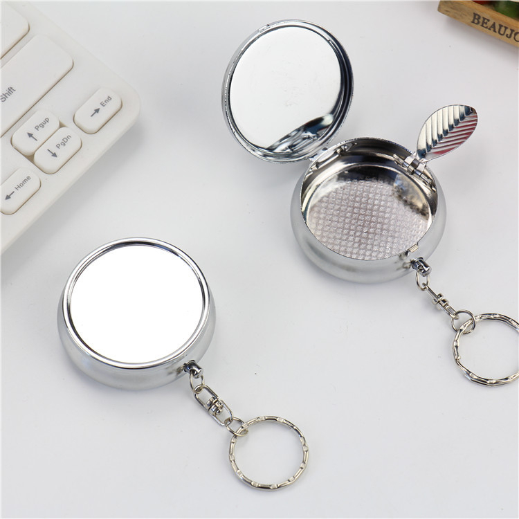 Mini cenușar metalic portabil cu breloc; imprimare logo; design personalizabil; potrivit ca cadou de afaceri (Metal; Breloc; Imprimare logo; Personalizabil)