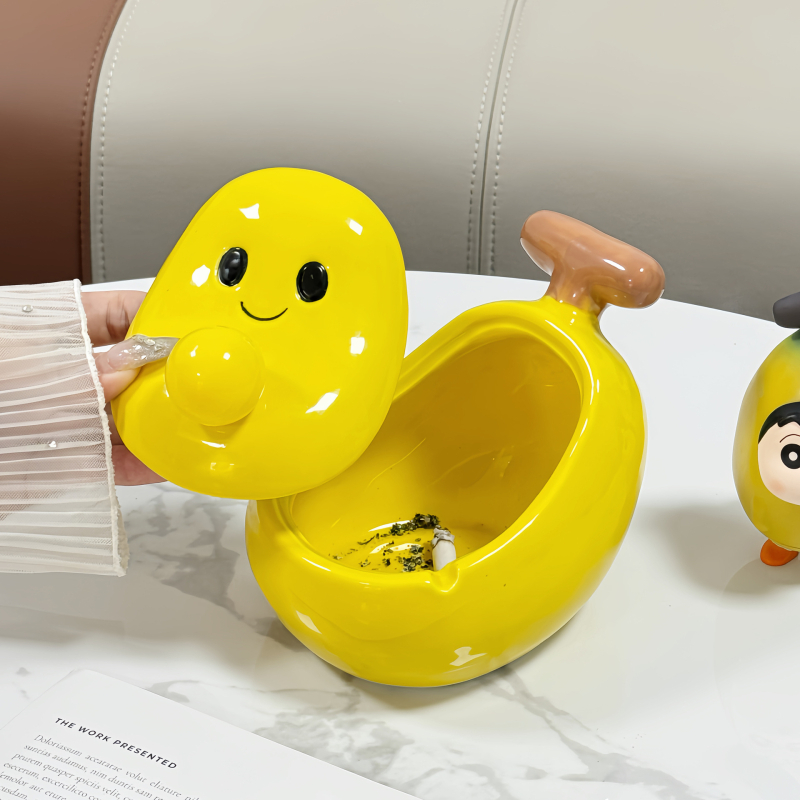 Keramički pepeljak u obliku banane s poklopcem – dekor za dom i ured