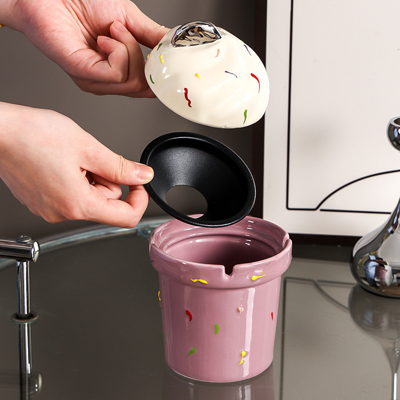 Scrumieră ceramică cu capac, stil desen animat, personalizare disponibilă (Material: ceramică; Brand: Courtesy; Personalizare: Da; Logo: Nu)