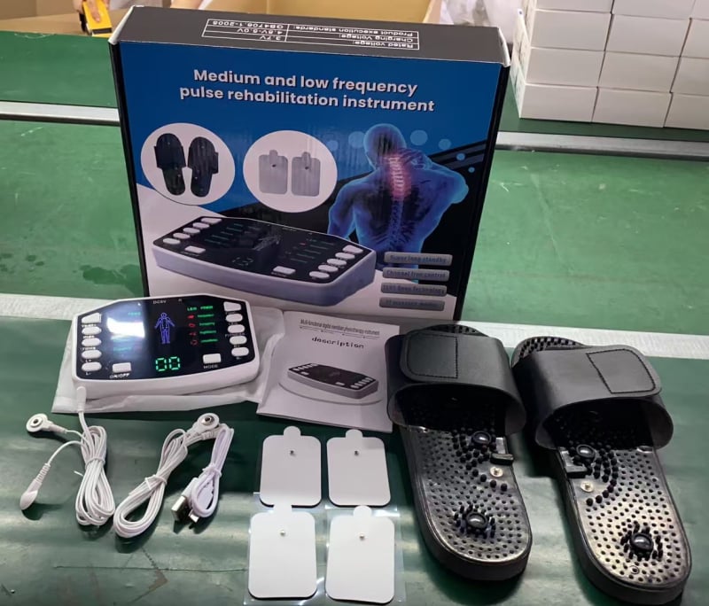 Πολυλειτουργικός μασάζ αυτοκόλλητος για τον αυχένα, την πλάτη και τη μέση — μασάζ EMS με 4 ηλεκτρόδια, δόνηση, τροφοδοσία USB, πολλαπλά μοτίβα (Μοντέλο 039)