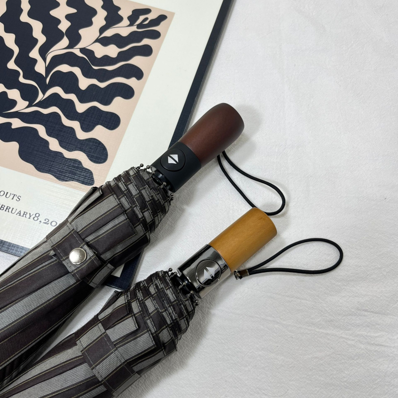 Automatski sklopivi kišobran s 10 rebara, drška od masivnog drveta, 210T tkanina