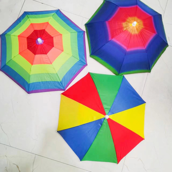 Pălărie-umbrelă cu curea reglabilă, ușoară, cadru din oțel cu 8 brațe, tijă centrală și mâner din plastic, țesătură poliester 170T, deschidere manuală