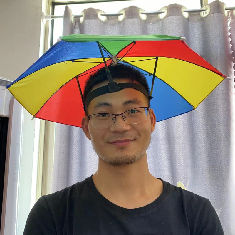 Pălărie-umbrelă cu curea reglabilă, ușoară, cadru din oțel cu 8 brațe, tijă centrală și mâner din plastic, țesătură poliester 170T, deschidere manuală