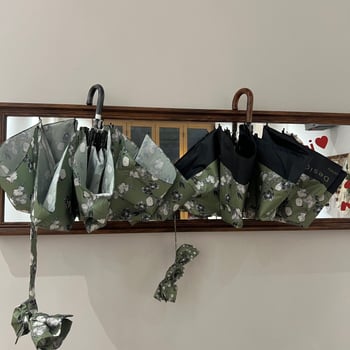 Tri-segmentni sklopivi kišobran s zakrivljenom drškom, UV zaštita UPF50+, okvir od legure i osovina od nehrđajućeg čelika, ručno otvaranje i zatvaranje, drvena ručka