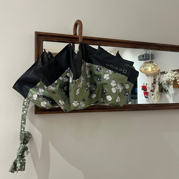 Tri-segmentni sklopivi kišobran s zakrivljenom drškom, UV zaštita UPF50+, okvir od legure i osovina od nehrđajućeg čelika, ručno otvaranje i zatvaranje, drvena ručka